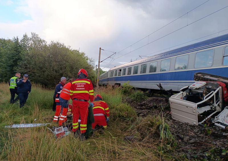 Suceava. Bărbat mort după ce buldoexcavatorul pe care îl conducea a fost lovit de un tren