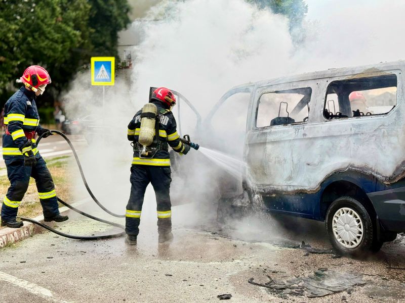 Botoșani. Un autoturism a luat foc în trafic – șoferul s-a salvat