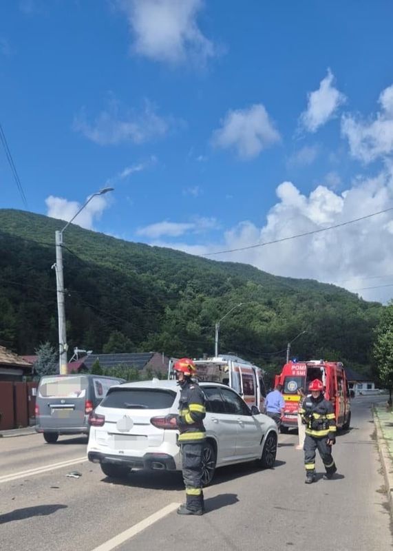 Două persoane au ajuns la spital după un accident între două autoturisme 1 Două persoane au ajuns la spital după un accident între două autoturisme