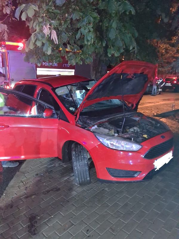 Iași. Un șofer a rămas încarcerat după ce a intrat cu mașina într-un copac 2 Iași. Un șofer a rămas încarcerat după ce a intrat cu mașina într-un copac