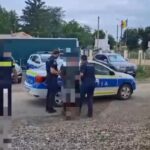Reținut de polițiști după ce a încălcat ordinul de protecție și și-a lăsat mașina pe mâna unui tânăr fără permis
