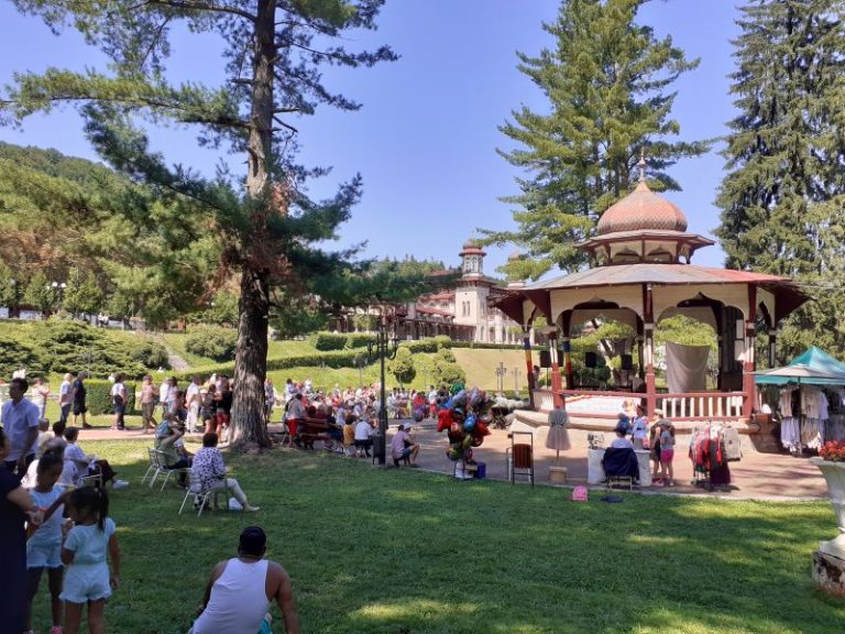 Slănic-Moldova își cheamă turiștii la Zilele Orașului: trei zile de muzică, tradiții și gastronomie în „Perla Moldovei” 2 Slănic-Moldova își cheamă turiștii la Zilele Orașului: trei zile de muzică, tradiții și gastronomie în „Perla Moldovei”