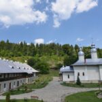 Opt persoane, între care patru copii, rătăcite noaptea în pădure, în zona Mănăstirii Almaș