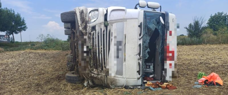 Accident pe E 85, în comuna Săbăoani – un TIR s-a răsturnat pe câmp după ce șoferul a adormit la volan