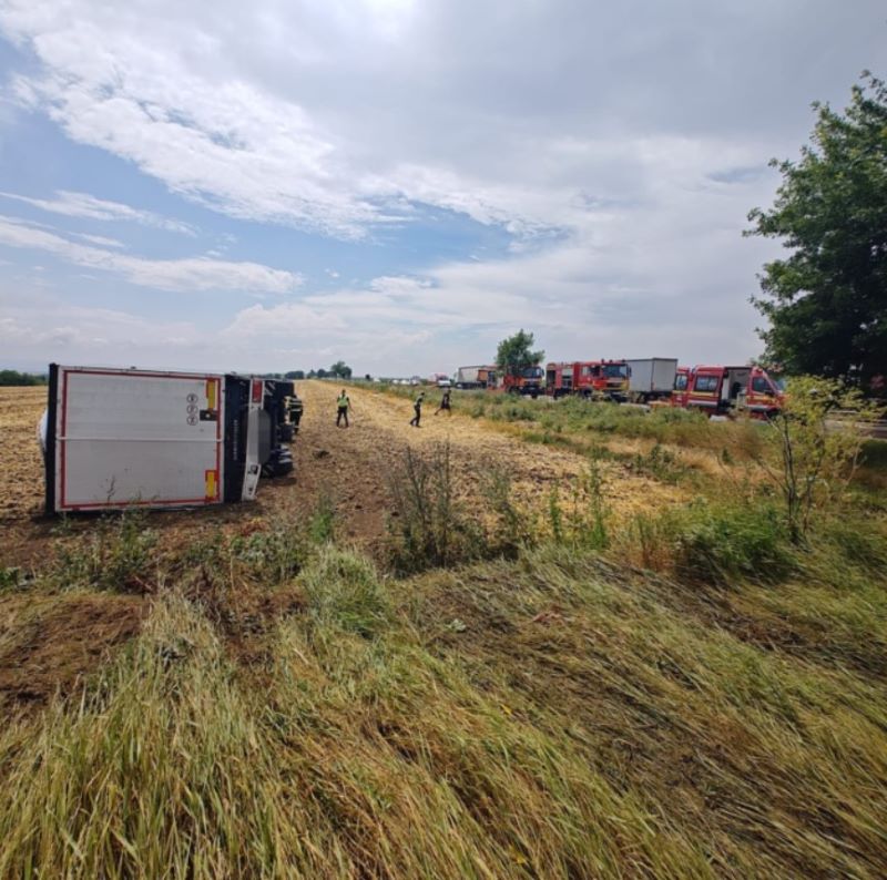 Accident pe E 85, în comuna Săbăoani – un TIR s-a răsturnat pe câmp după ce șoferul a adormit la volan