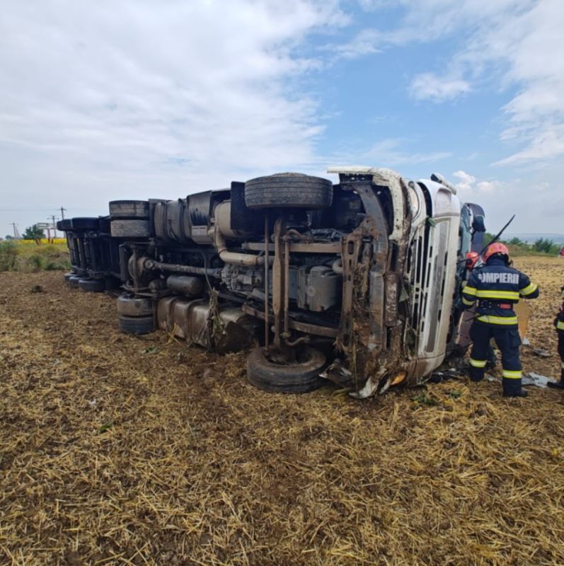 Accident pe E 85, în comuna Săbăoani – un TIR s-a răsturnat pe câmp după ce șoferul a adormit la volan