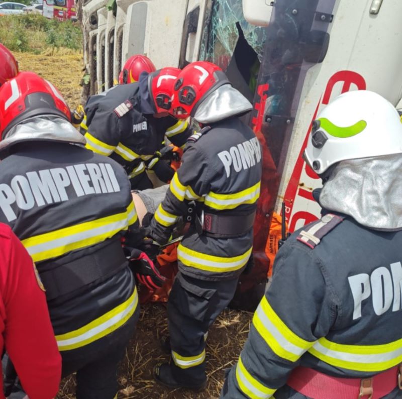 Accident pe E 85, în comuna Săbăoani – un TIR s-a răsturnat pe câmp după ce șoferul a adormit la volan