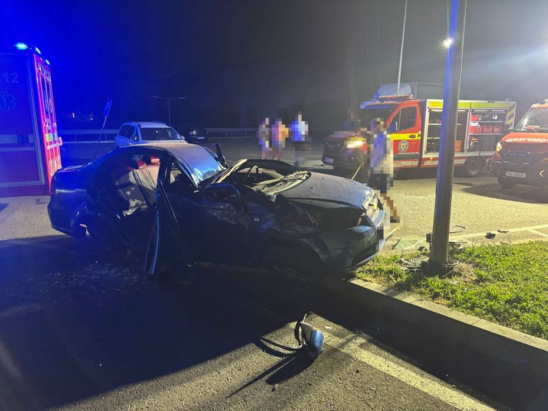 Accident la Piatra Neamț. Tânăr rănit după ce a intrat cu mașina într-un stâlp