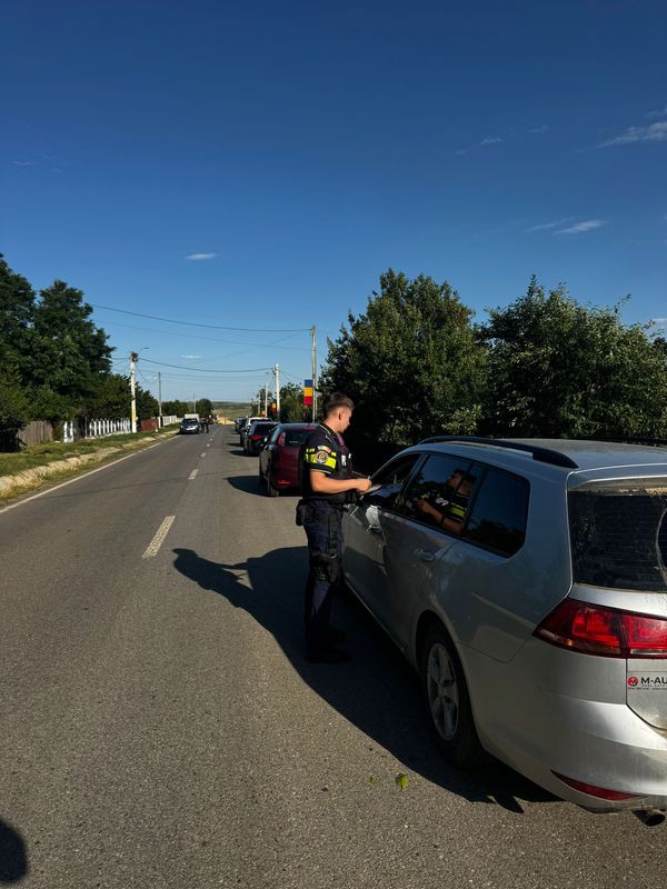 FOTO. Vitezoman lăsat fără permis pentru 2 luni. Polițiștii l-au depistat în timpul unei acțiuni în trafic 1 FOTO. Vitezoman lăsat fără permis pentru 2 luni. Polițiștii l-au depistat în timpul unei acțiuni în trafic