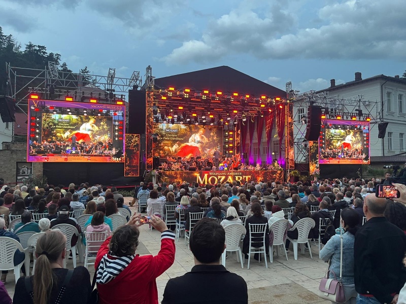 Filarmonica de la Sibiu concertează în a cincea seară la Vacanțe Muzicale în Piatra Neamț 7 Filarmonica de la Sibiu concertează în a cincea seară la Vacanțe Muzicale în Piatra Neamț