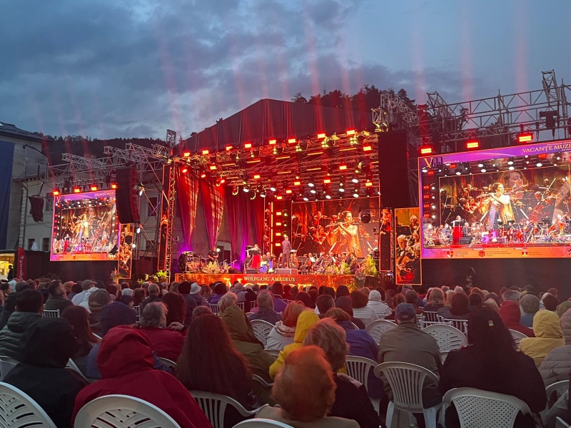 Filarmonica de la Sibiu concertează în a cincea seară la Vacanțe Muzicale în Piatra Neamț 9 Filarmonica de la Sibiu concertează în a cincea seară la Vacanțe Muzicale în Piatra Neamț