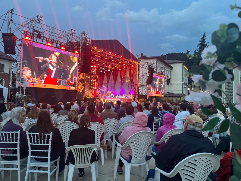 Filarmonica de la Sibiu concertează în a cincea seară la Vacanțe Muzicale în Piatra Neamț 1 Filarmonica de la Sibiu concertează în a cincea seară la Vacanțe Muzicale în Piatra Neamț