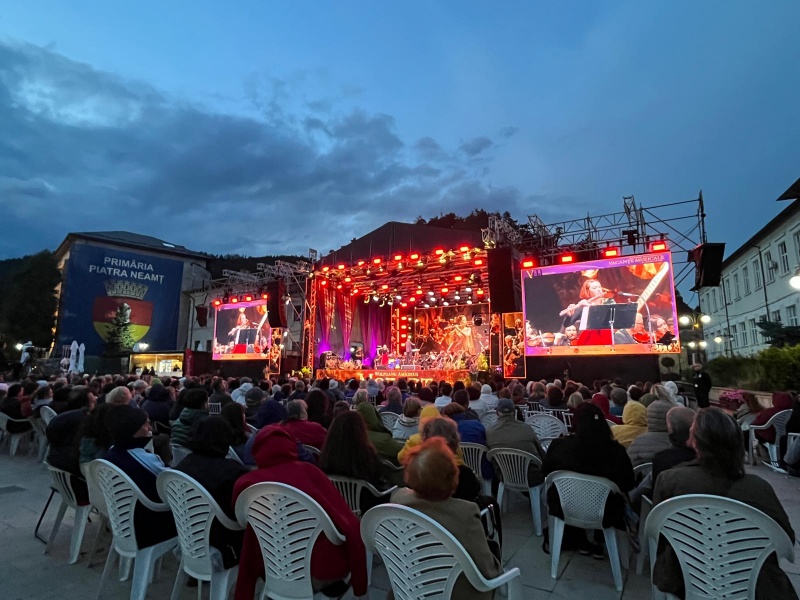 Filarmonica de la Sibiu concertează în a cincea seară la Vacanțe Muzicale în Piatra Neamț 3 Filarmonica de la Sibiu concertează în a cincea seară la Vacanțe Muzicale în Piatra Neamț