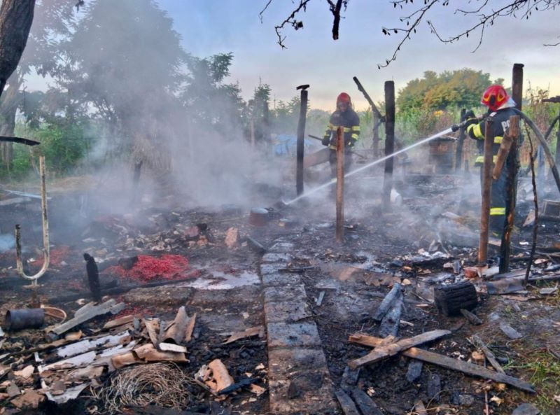 Botoșani. Focul a făcut prăpăd într-o gospodărie – peste 100 de animale au murit carbonizate