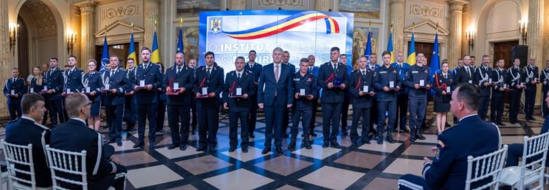 Polițiști nemțeni premiați de MAI – placheta de onoare a revenit celor care au descoperit peste 2,4 tone de canabis 1 Polițiști nemțeni premiați de MAI – placheta de onoare a revenit celor care au descoperit peste 2,4 tone de canabis