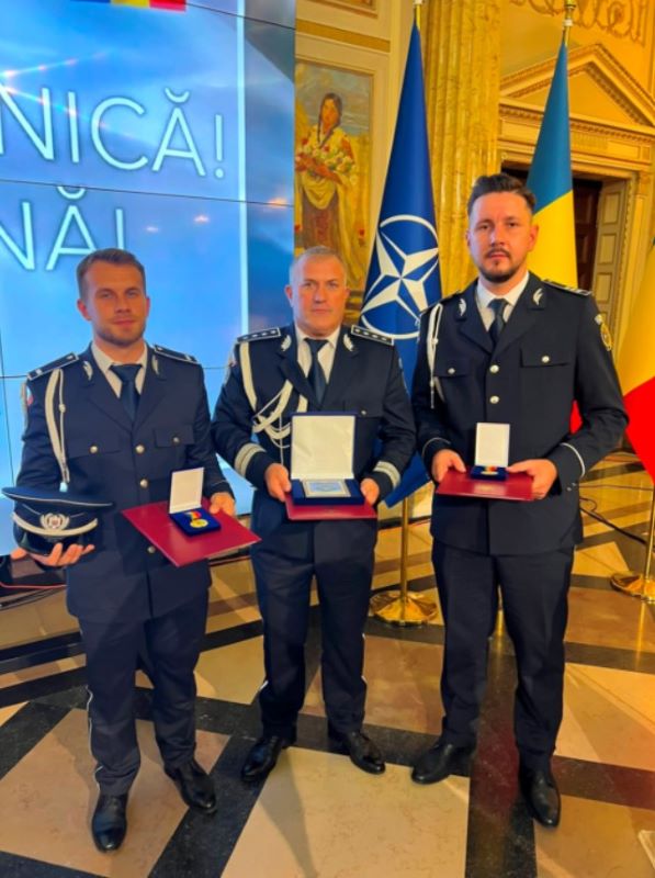 Polițiști nemțeni premiați de MAI – placheta de onoare a revenit celor care au descoperit peste 2,4 tone de canabis 2 Polițiști nemțeni premiați de MAI – placheta de onoare a revenit celor care au descoperit peste 2,4 tone de canabis