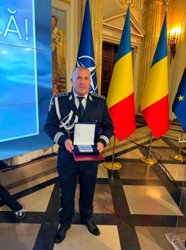 Polițiști nemțeni premiați de MAI – placheta de onoare a revenit celor care au descoperit peste 2,4 tone de canabis 3 Polițiști nemțeni premiați de MAI – placheta de onoare a revenit celor care au descoperit peste 2,4 tone de canabis
