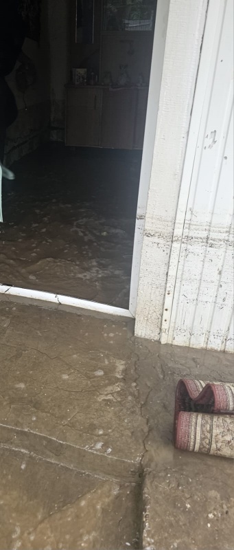 Pompierii intervin în Dragomirești după ploile torențiale. Două gospodării inundate și aluviuni pe carosabil 1 Pompierii intervin în Dragomirești după ploile torențiale. Două gospodării inundate și aluviuni pe carosabil