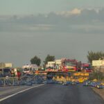 Știre actualizată. VIDEO-FOTO. Grav accident între un camion încărcat cu butelii și un autoturism pe E85. Două victime sunt încarcerate
