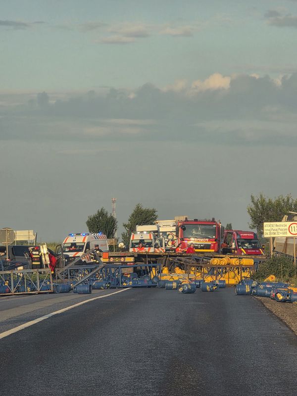 Știre actualizată. VIDEO-FOTO. Grav accident între un camion încărcat cu butelii și un autoturism pe E85. Două victime sunt încarcerate