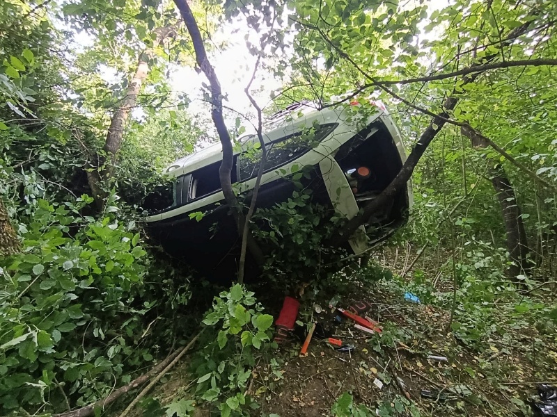 FOTO. Accident spectaculos, spaimă cumplită trasă de un șofer și pasagerul din mașina răsturnată într-o râpă