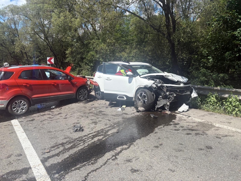 FOTO. Suceava. Șase persoane au ajuns la spital în urma unei coliziuni 2 FOTO. Suceava. Șase persoane au ajuns la spital în urma unei coliziuni