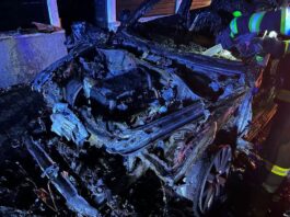 Autoturism cuprins de flăcări în Săvinești