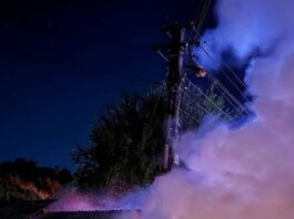 FOTO. Mașină cuprinsă de flăcări după ce a lovit un stâlp, la Piatra Șoimului. 2 tineri au ajuns la spital