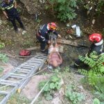 Iași. Bărbat salvat de pompieri după ce a căzut într-o râpă