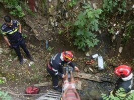 Iași. Bărbat salvat de pompieri după ce a căzut într-o râpă