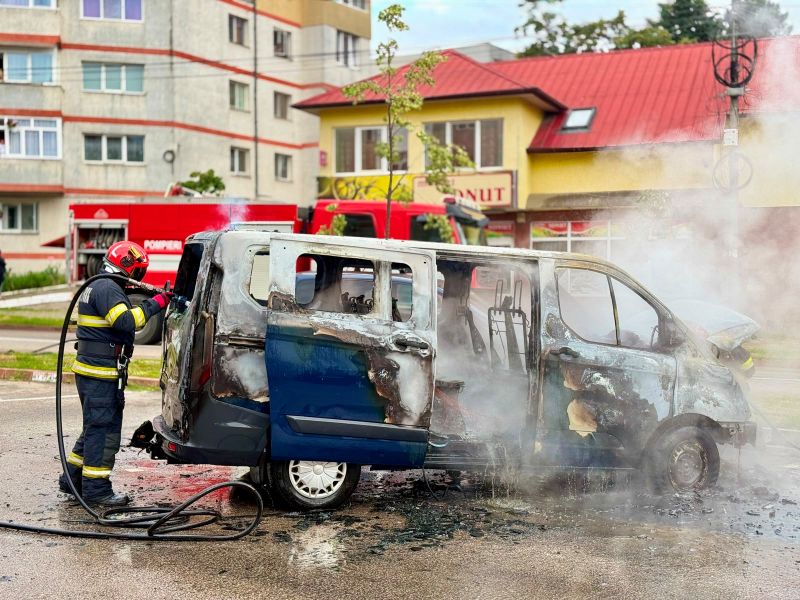 Botoșani. Un autoturism a luat foc în trafic – șoferul s-a salvat
