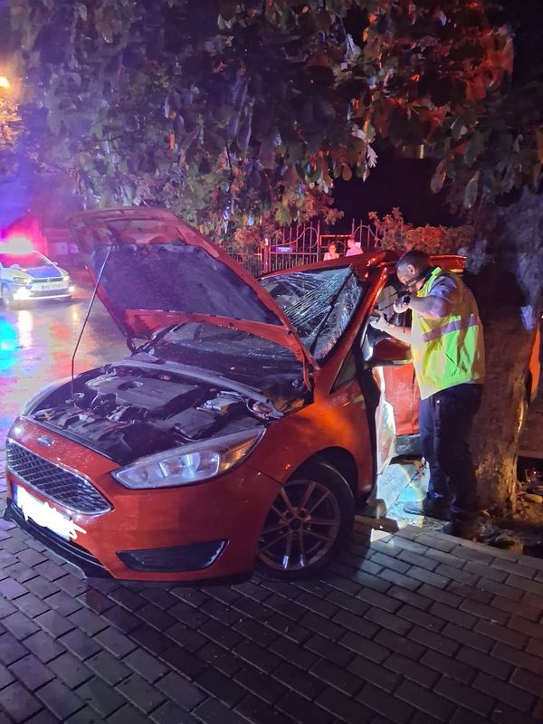 Iași. Un șofer a rămas încarcerat după ce a intrat cu mașina într-un copac