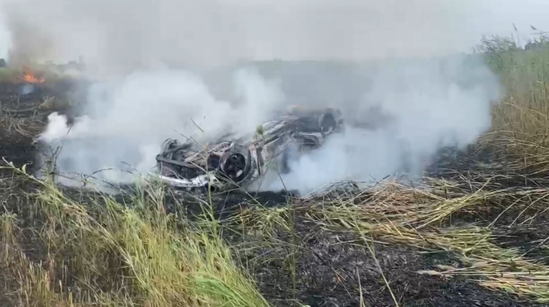 Autoturism răsturnat și cuprins de flăcări, în Iași. Incendiul s-a extins la vegetația uscată