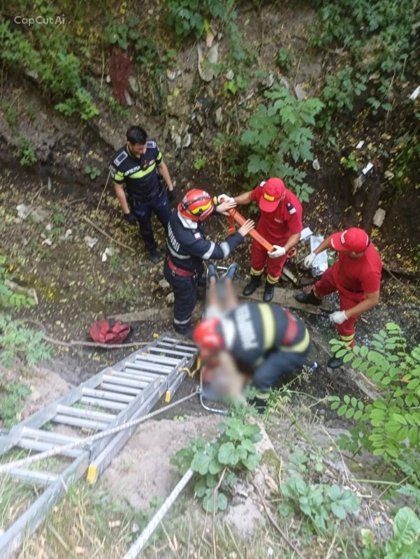 Iași. Bărbat salvat de pompieri după ce a căzut într-o râpă
