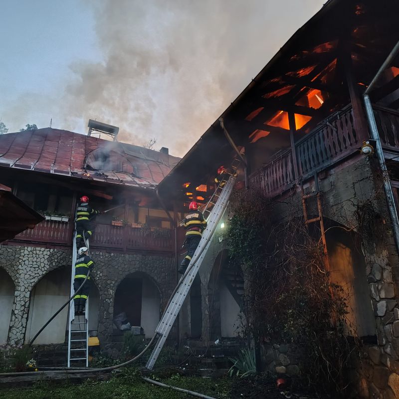 Neamț. Incendiu la Mănăstirea Bisericani. O persoană carbonizată, flăcările au cuprins o clădire de 400 de metri pătrați