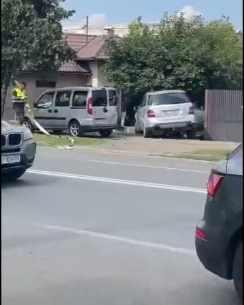 Accident cu trei autoturisme în Piatra Neamț. O persoană a fost rănită