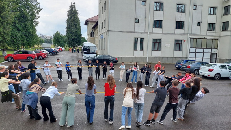 Foto 55 de copii participă la Tabăra de Franceză „Campus Estival Rendez-vous Européen”, la Vânători-Neamț