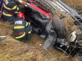 Accident rutier la Târgu-Neamț – un autoturism s-a răsturnat pe cupolă iar șoferul a rămas încarcerat