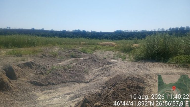 Bacău. Dezastru ecologic pe albia râului Siret – exploatări ilegale și depozitări masive de deșeuri