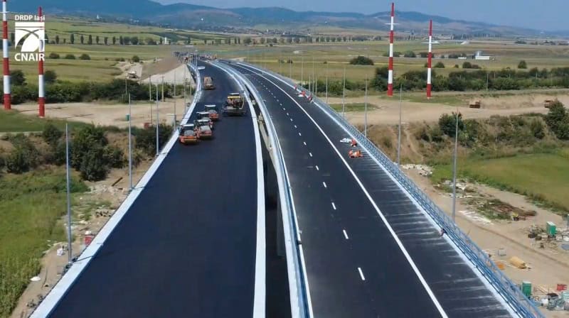 Lucrările avansează rapid la Autostrada Moldovei. Imagini cu pasajul de la Cleja, în apropiere de Bacău