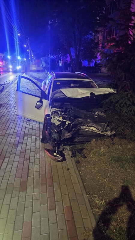 FOTO. Accident grav în Piatra Neamț - 3 persoane rănite 2 FOTO. Accident grav în Piatra Neamț - 3 persoane rănite