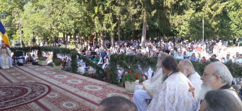 FOTO. Mitropolit din Congo și un episcop al Europei, oficii la prăznuirea Sfântul Iacob de la Neamț. Pelerini din toată țara au participat la slujbe 4 WhatsApp Image 2026 08 05 at 20.20.19