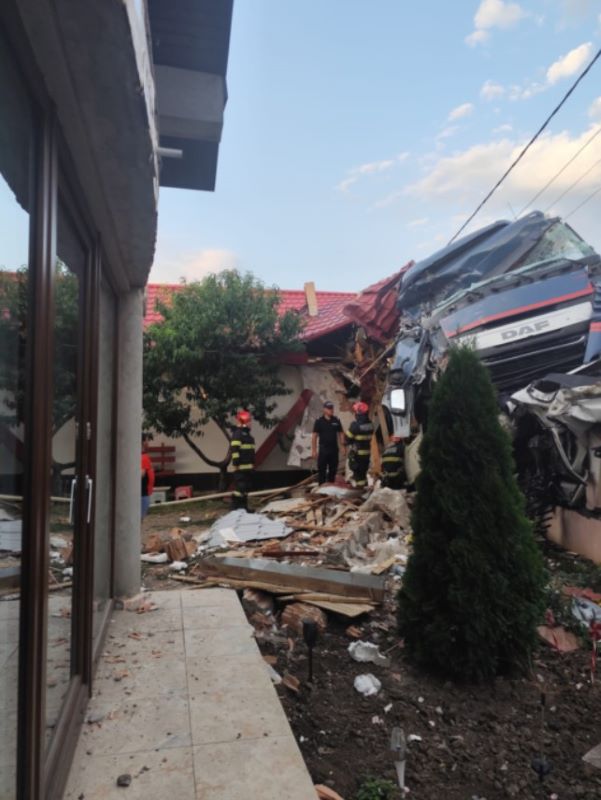 Vaslui. 2 gospodării distruse de un TIR scăpat de sub control 4 Vaslui. 2 gospodării distruse de un TIR scăpat de sub control