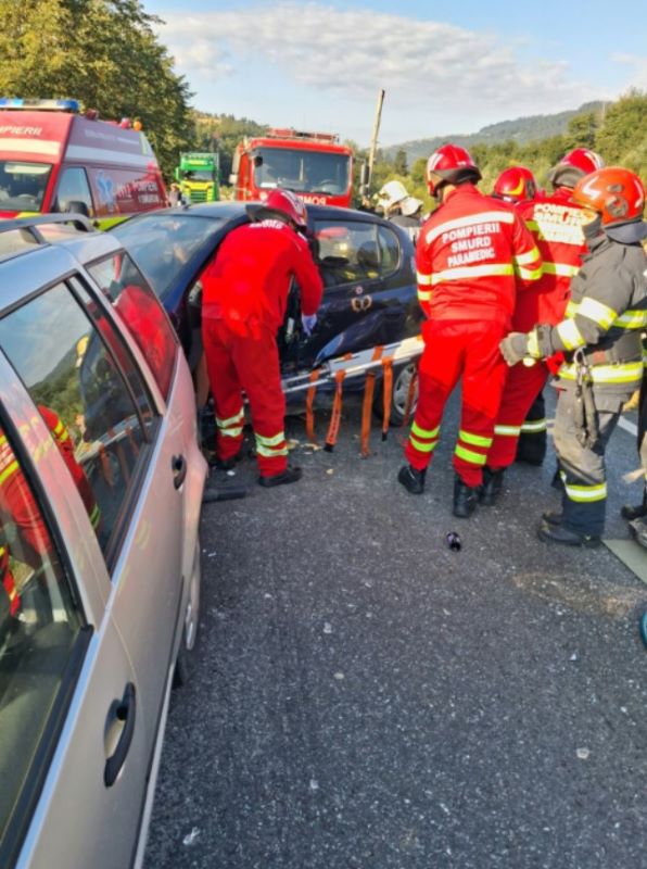 Accident la Petru Vodă – o tânără a rămas încarcerată 1 Accident la Petru Vodă – o tânără a rămas încarcerată