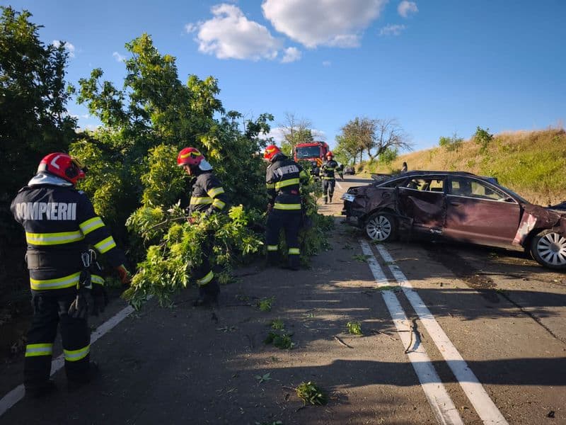 FOTO. Botoșani. Accident în Ungureni. Un polițist a ajuns la spital 3 FOTO. Botoșani. Accident în Ungureni. Un polițist a ajuns la spital