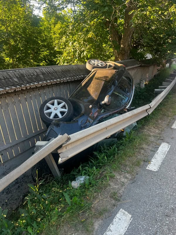 FOTO. Cascadorie nedorită cu mașina. Un accident petrecut la Pipirig s-a soldat cu rănirea a 5 persoane