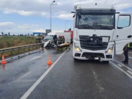 FOTO. Accident grav pe E85, la ieșirea din Roman: două persoane au rămas încarcerate