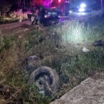 FOTO. Neamț. Mașină răsturnată pe cupolă în miez de noapte. Un bărbat a ajuns la spital
