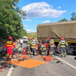 Foto-video. Doliu la Târgu Neamț: mamă, tată și fiu de 3 ani, uciși după impactul dintre un autoturism și un camion militar