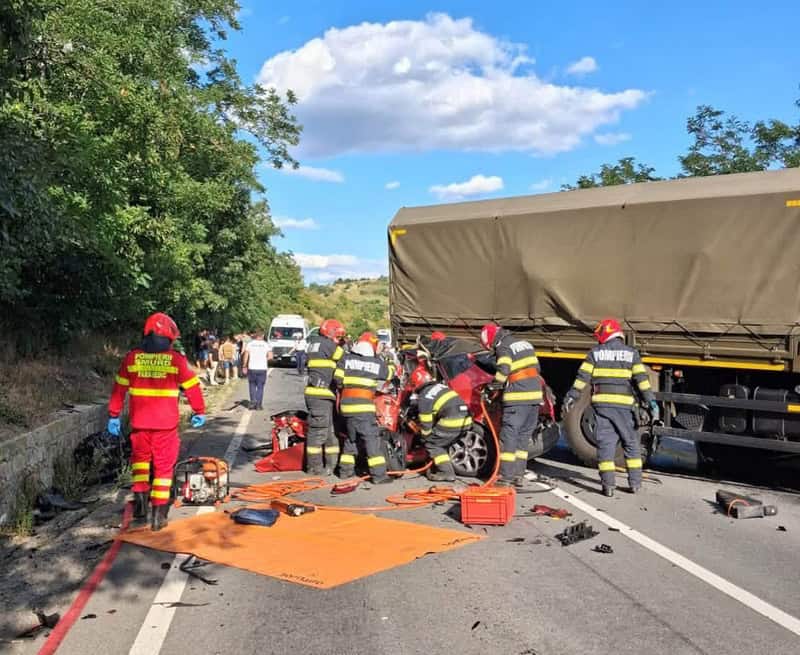 Foto-video. Doliu la Târgu Neamț: mamă, tată și fiu de 3 ani, uciși după impactul dintre un autoturism și un camion militar